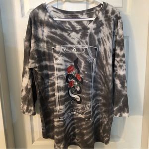 Torrid Gray White Tie Dye 3/4 Sleeve with Snake Size 1